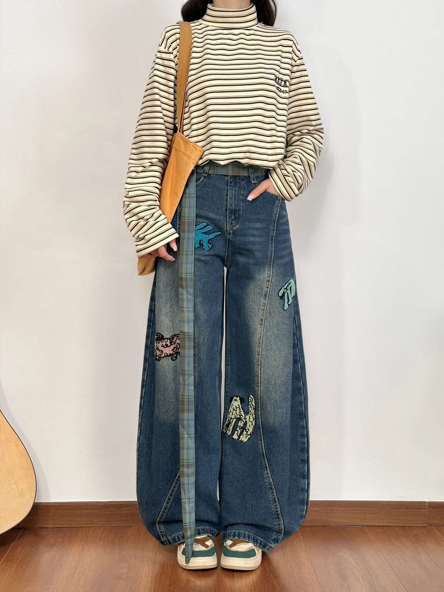 Ретро-джинсы женские свободного кроя с вышивкой в американском стиле, широкие штанины, повседневные, комфортные, в стиле лоу-эйдж, брюки для ленивого образа
Ретро-джинсы женские свободного кроя с вышивкой в американском стиле, широкие штанины, повседневные, комфортные, в стиле лоу-эйдж, брюки для ленивого образа