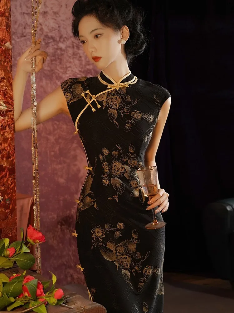 A long new Chinese-style improved cheongsam
A long new Chinese-style improved cheongsam