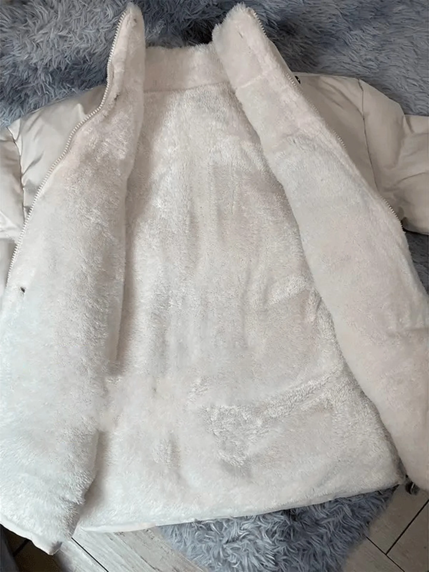 Ультратеплая зимняя куртка-пуховик с утолщенной флисовой подкладкой и воротником-стойкой для мужчин и женщин – модная верхняя одежда
Ультратеплая зимняя куртка-пуховик с утолщенной флисовой подкладкой и воротником-стойкой для мужчин и женщин – модная верхняя одежда