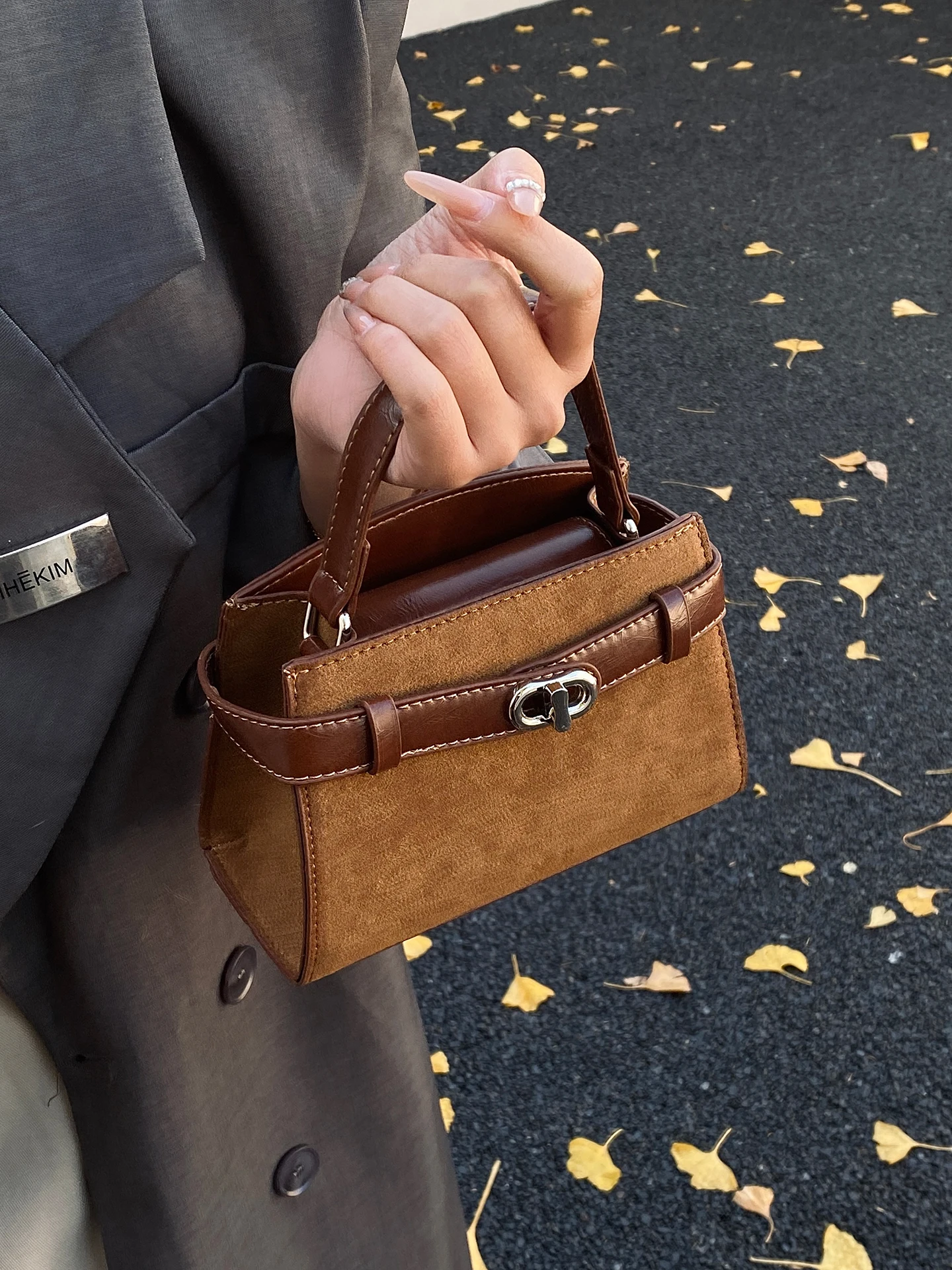 Женская сумка-кроссбоди Meadow Small, новинка 2025 года, винтажная, осенне-зимняя, из замши, с матовой текстурой
Женская сумка-кроссбоди Meadow Small, новинка 2025 года, винтажная, осенне-зимняя, из замши, с матовой текстурой