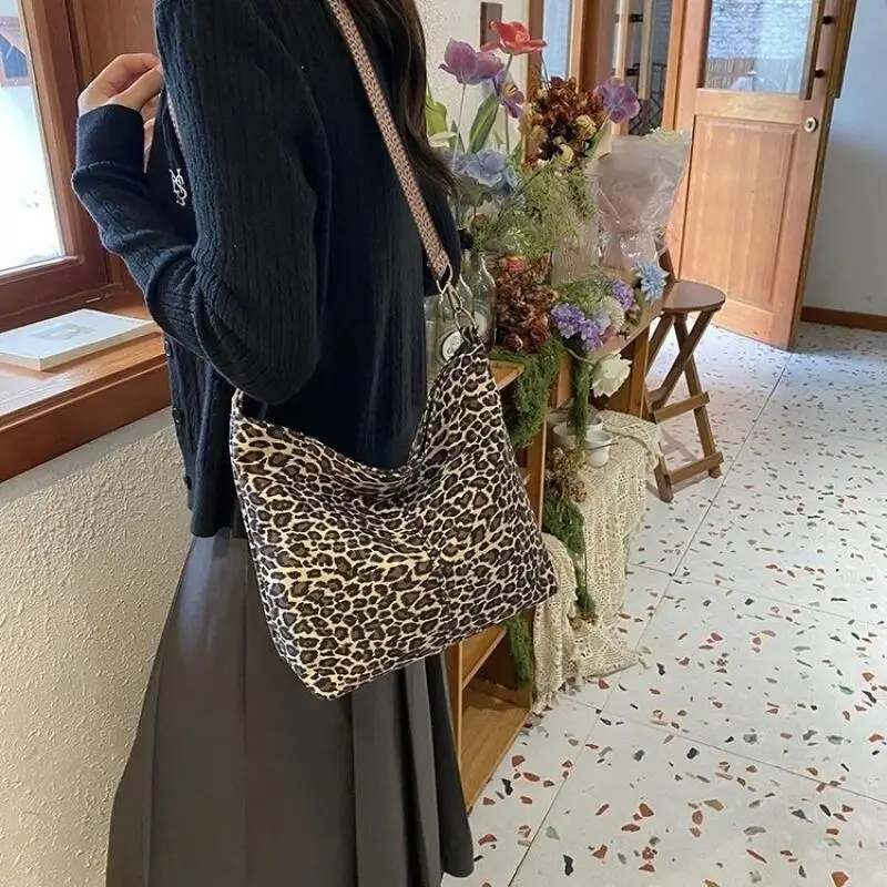 Stylish leopard print crossbody bag summer unique tote bag Trendy Leopard Print Women Tote Bag Kawaii Handbag underarm pouch
Stylish leopard print crossbody bag summer unique tote bag Trendy Leopard Print Women Tote Bag Kawaii Handbag underarm pouch