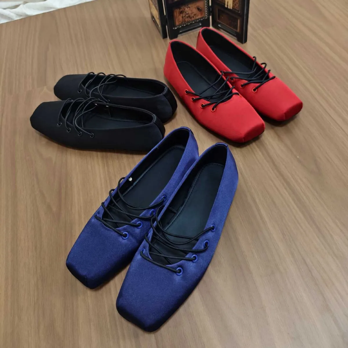 2026 Summer Retro Dopamine Ladies Satin Ballet Flats Square Toe Soft Sole Flat Shoes Bright Color Women Daily Party Casual Shoes
2026 Summer Retro Dopamine Ladies Satin Ballet Flats Square Toe Soft Sole Flat Shoes Bright Color Women Daily Party Casual Shoes