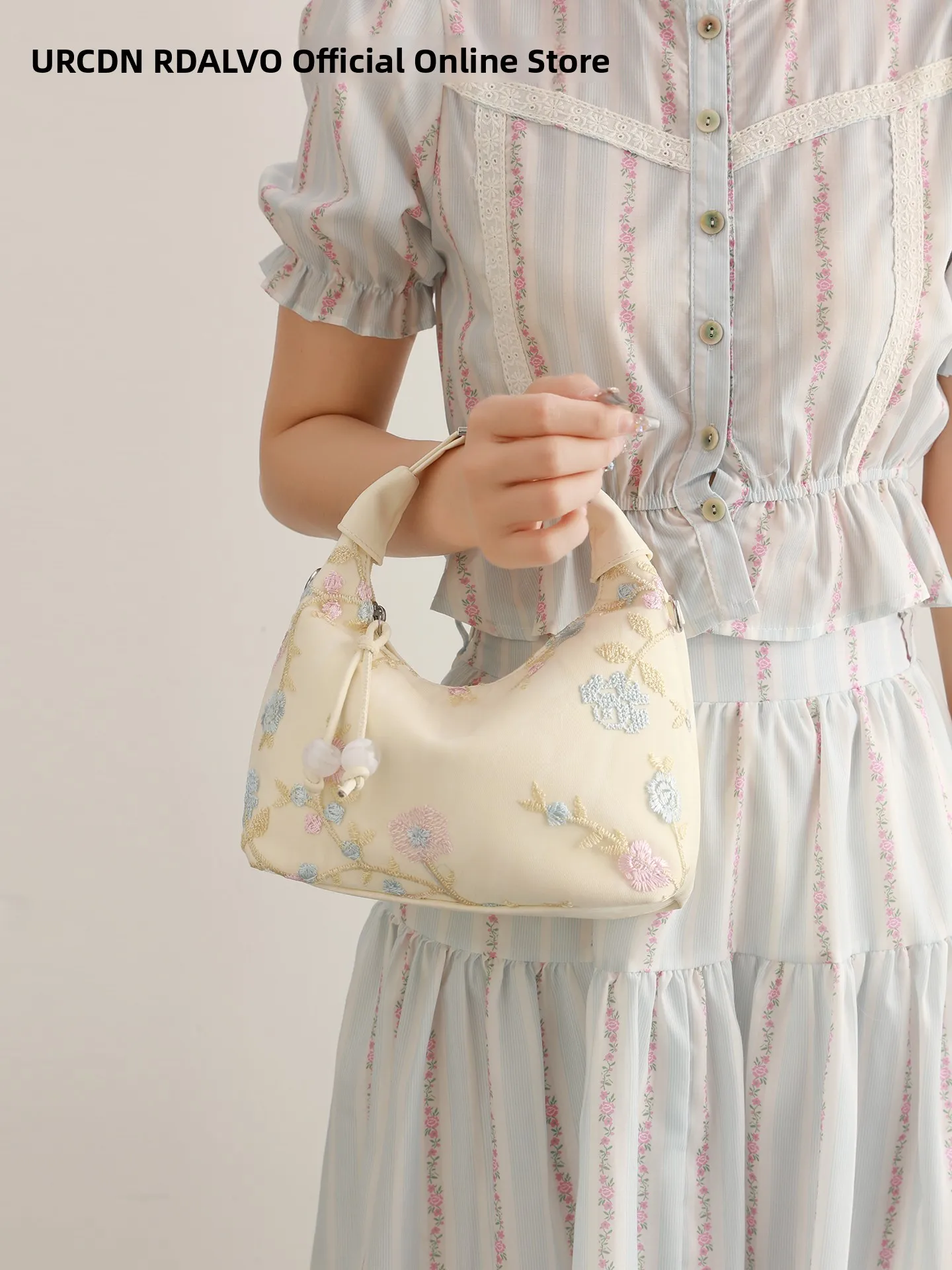 UR New Chinese Sle Embroidered Handbag Small Women's oulder Crossbody Bag Commuter Tote Bag Faionable Summer 2025 
UR New Chinese Sle Embroidered Handbag Small Women's oulder Crossbody Bag Commuter Tote Bag Faionable Summer 2025