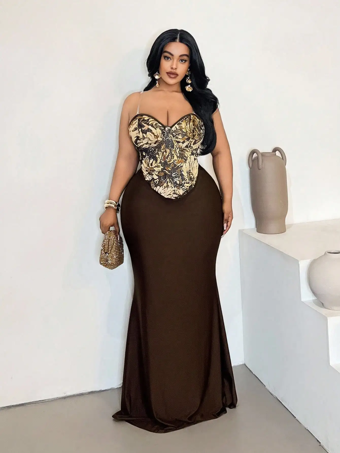 Топ-бюстье с цветочным принтом больших размеров и однотонное коричневое платье-русалка с юбкой
Топ-бюстье с цветочным принтом больших размеров и однотонное коричневое платье-русалка с юбкой