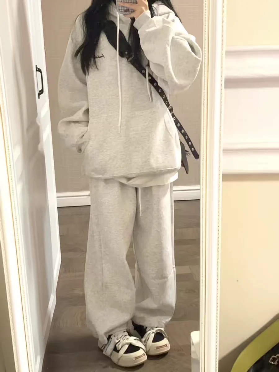 Oversize casual sportswear set for women in Winter and Autumn, Korean version, hooded sweatshirt, long pants, student two-piece
Oversize casual sportswear set for women in Winter and Autumn, Korean version, hooded sweatshirt, long pants, student two-piece