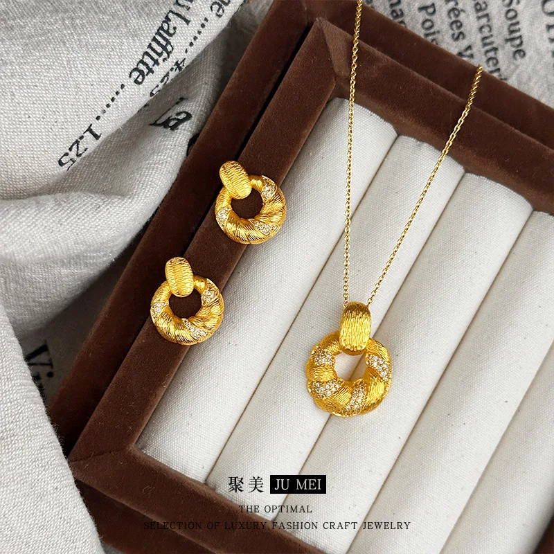24K real gold French Vintage retro brushed silk 9999 diamond-set bread twisted pendant necklace design clavicle chain earrings
24K real gold French Vintage retro brushed silk 9999 diamond-set bread twisted pendant necklace design clavicle chain earrings