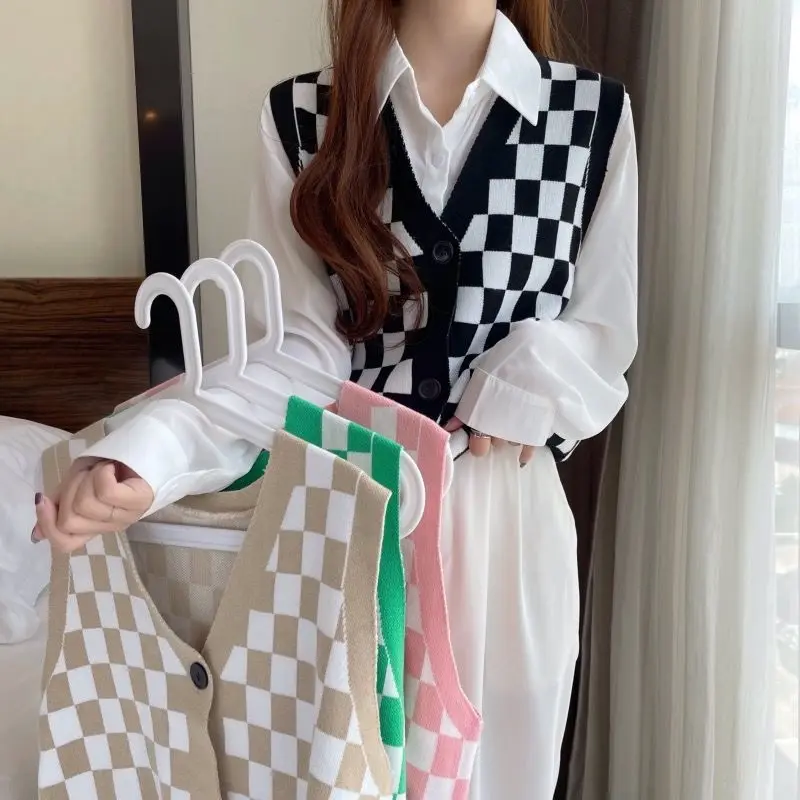 Vintage Autumn Women Plaid V Neck Sleeveless Sweaters Vest Fashion Ladies Casual Loose Knitted Top Girls Sweet Knitwear U1372
Vintage Autumn Women Plaid V Neck Sleeveless Sweaters Vest Fashion Ladies Casual Loose Knitted Top Girls Sweet Knitwear U1372