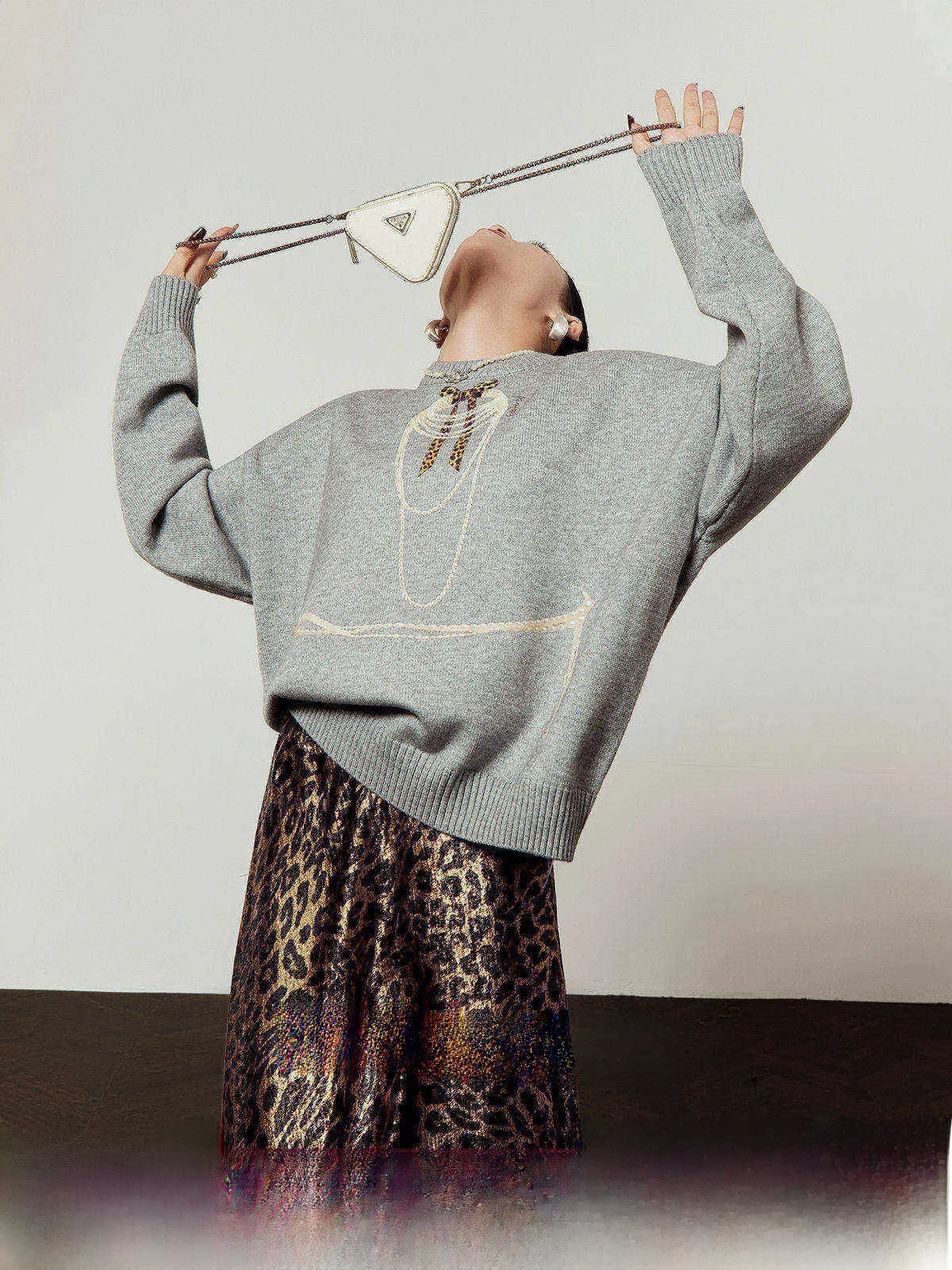 Loose Casual Knitted Grey Leopard Print Waist Chain Women's Sweater Spring 2026 New Arrival Comfortable Fashionable Top
Loose Casual Knitted Grey Leopard Print Waist Chain Women's Sweater Spring 2026 New Arrival Comfortable Fashionable Top