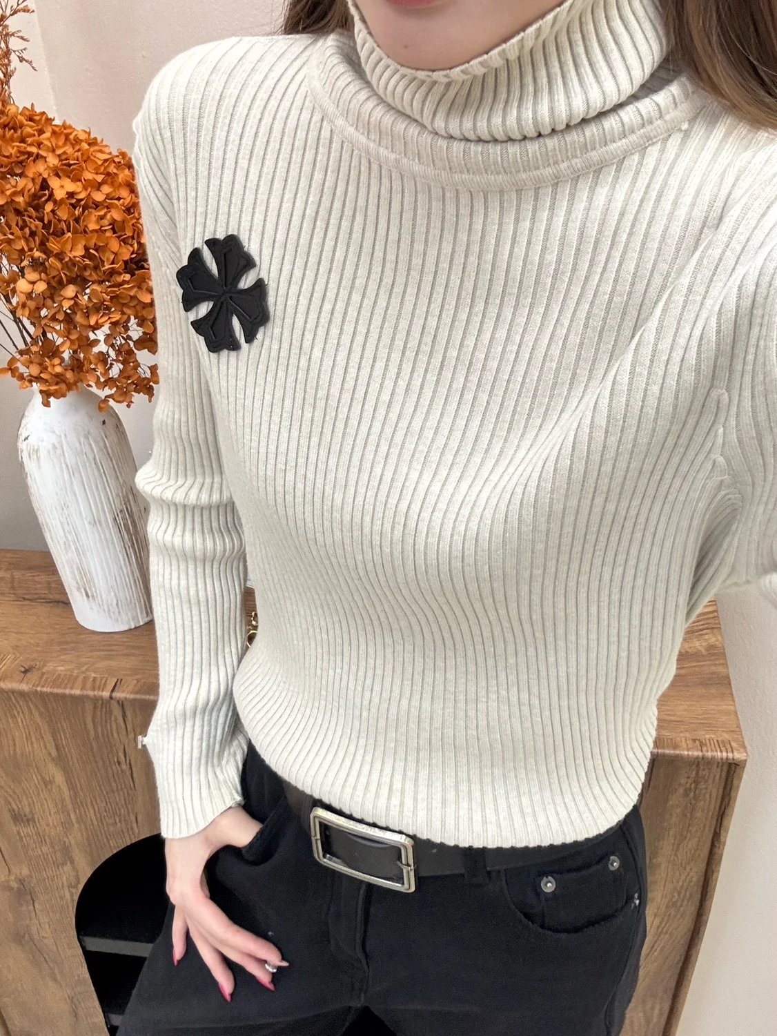 Новая зимняя модная свободная вязаная базовая одежда для женщин: универсальный повседневный трикотаж в однотонном цвете
Новая зимняя модная свободная вязаная базовая одежда для женщин: универсальный повседневный трикотаж в однотонном цвете