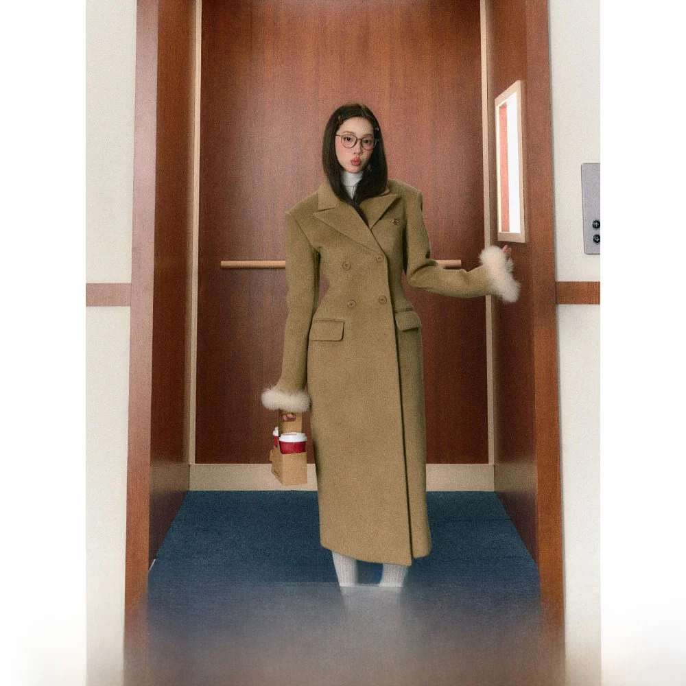 Оригинальное съемное шерстяное пальто средней длины с поясом на талии для молодых женщин, утепленное, с длинными рукавами, на двойной застежке.
Оригинальное съемное шерстяное пальто средней длины с поясом на талии для молодых женщин, утепленное, с длинными рукавами, на двойной застежке.