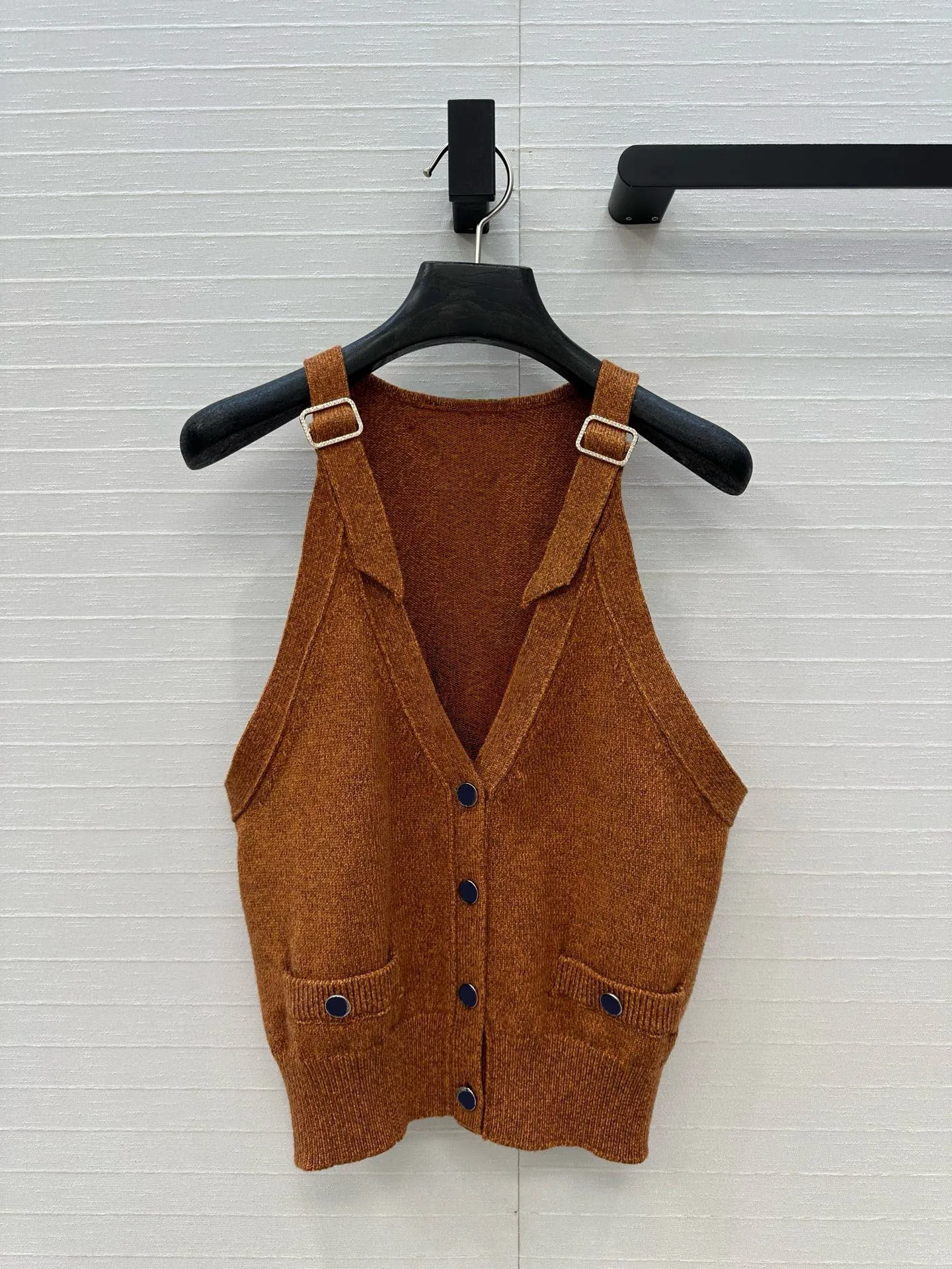 2025 Summer New Shoulder Buckle Knitted Vest Vest Versatile Look Slim V-neck Vest Coat Small Fragrant Style
2025 Summer New Shoulder Buckle Knitted Vest Vest Versatile Look Slim V-neck Vest Coat Small Fragrant Style