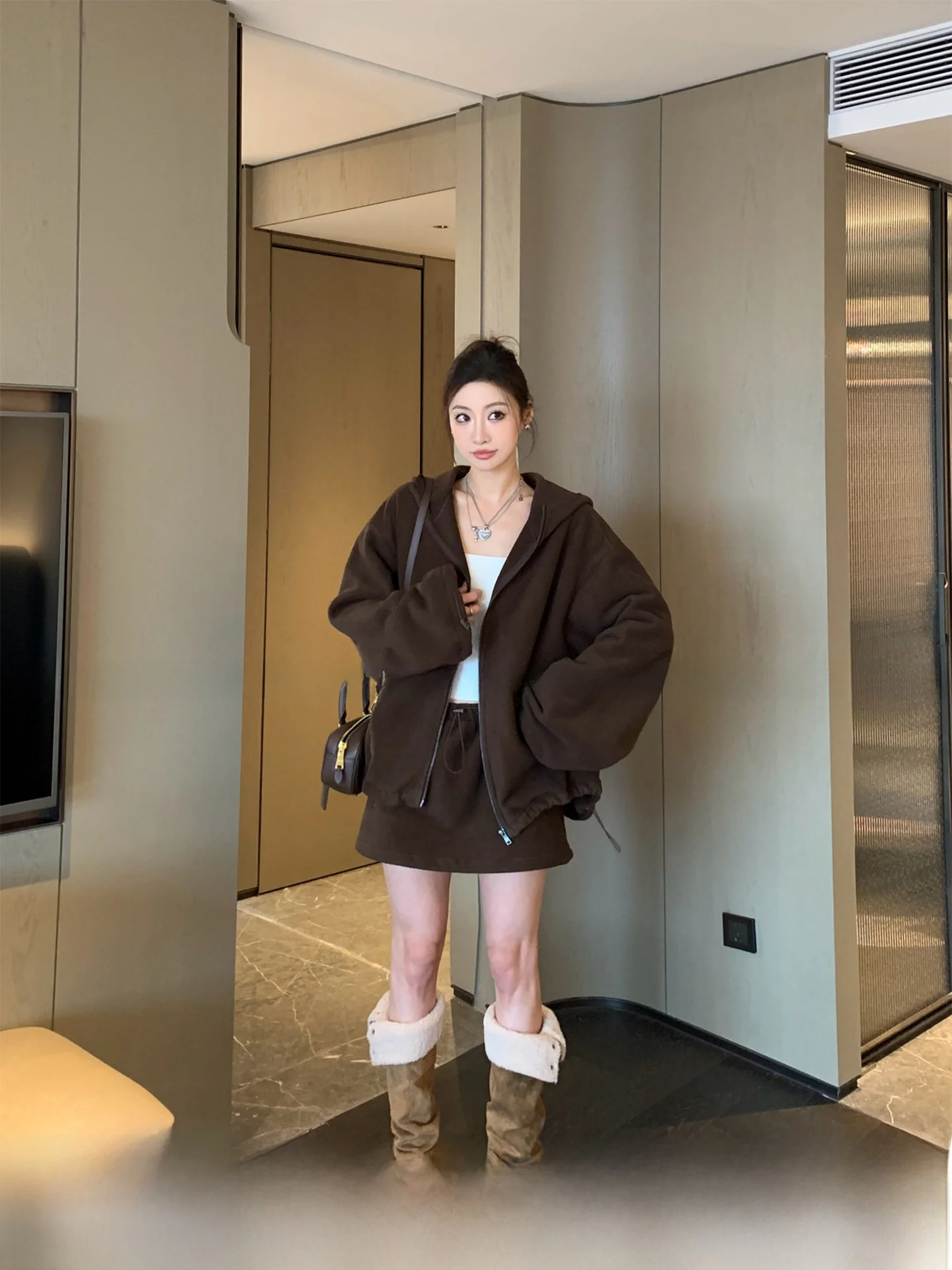GV Big Brother Barn Miu Series Loose Velvet Feel Outerwear And Halter Skirt Set Casual Style Winter Collection Women's Fashion
GV Big Brother Barn Miu Series Loose Velvet Feel Outerwear And Halter Skirt Set Casual Style Winter Collection Women's Fashion