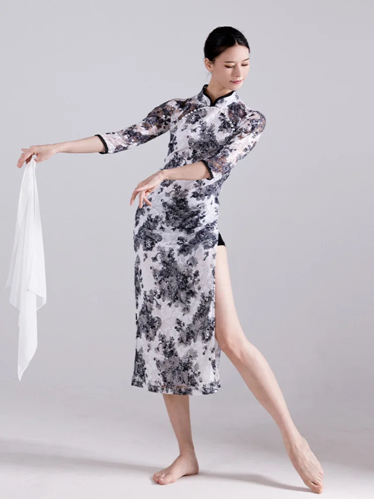 Honghua Черно-Белый Печатный Улучшенный Cheongsam с Высокой Вилкой и Шелковым Шарфом Элегантная Танцевальная Трупа Практика Классическое Представление
Honghua Черно-Белый Печатный Улучшенный Cheongsam с Высокой Вилкой и Шелковым Шарфом Элегантная Танцевальная Трупа Практика Классическое Представление