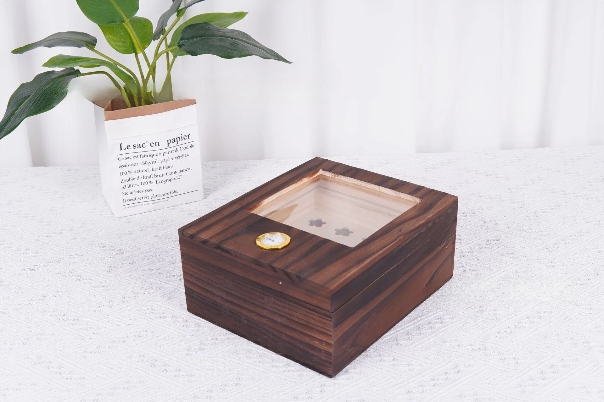 Классический деревянный футляр для хранения сигар — прозрачный верхний дизайн, влагозапечатанный, идеально подходящий для любителей сигар
Классический деревянный футляр для хранения сигар — прозрачный верхний дизайн, влагозапечатанный, идеально подходящий для любителей сигар