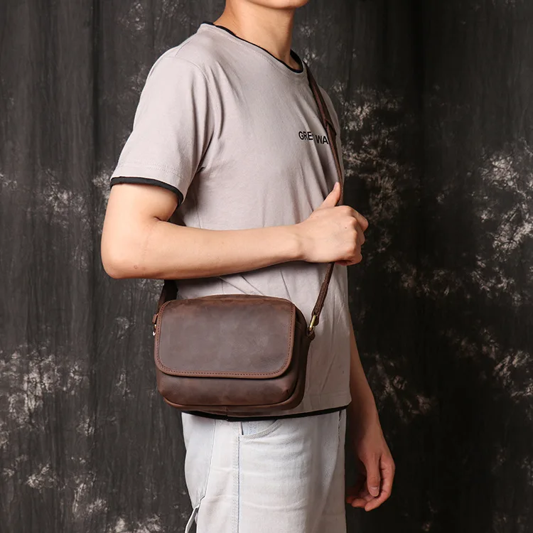 LJ-30006 Retro Men's Small Square Bag, Crazy Horse Leather Women's Shoulder Bag, Diagonal Leather Phone Bag
LJ-30006 Retro Men's Small Square Bag, Crazy Horse Leather Women's Shoulder Bag, Diagonal Leather Phone Bag