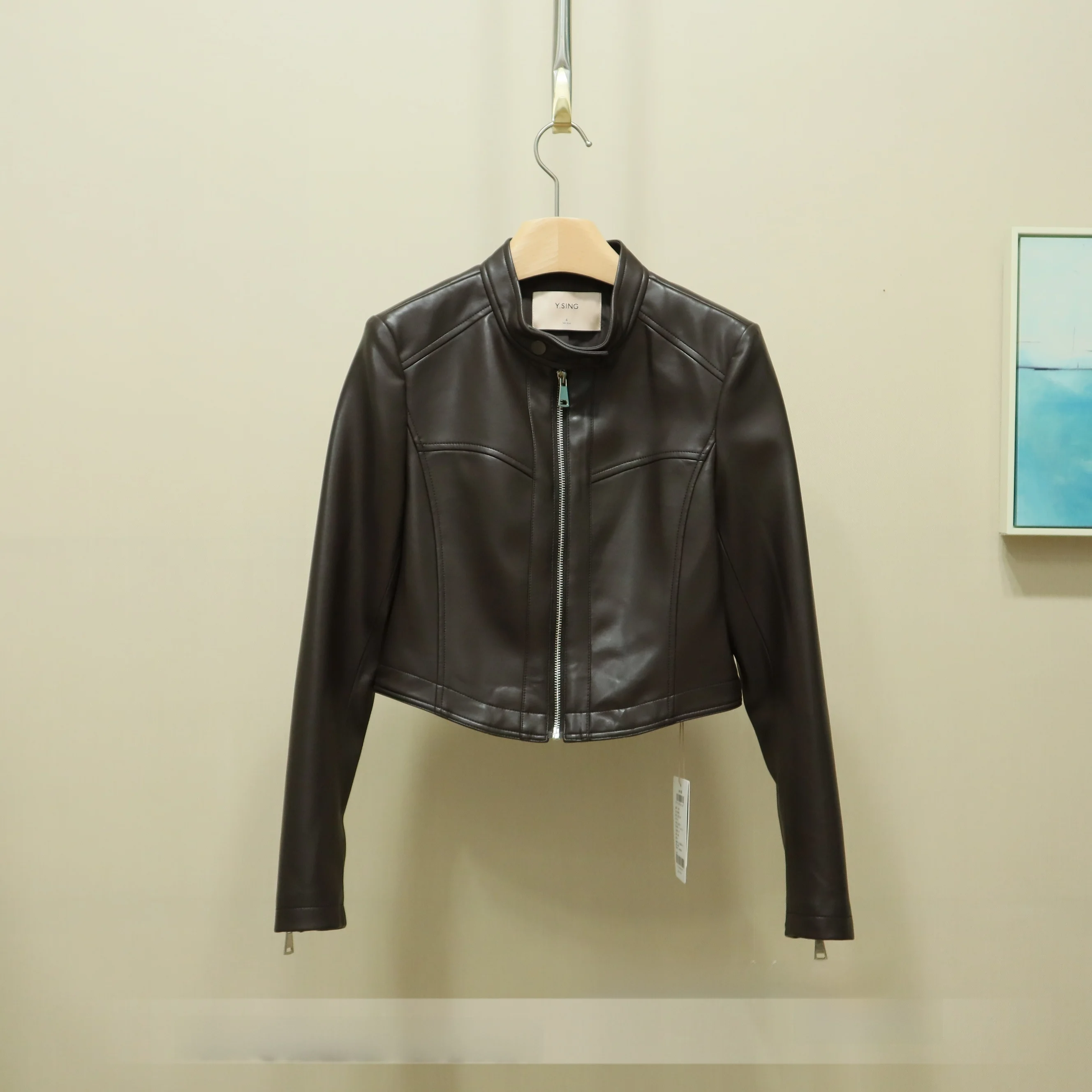 Модная короткая куртка из искусственной кожи для женщин, новая весенняя повседневная ветровка на молнии с длинными рукавами, молодежное пальто
Модная короткая куртка из искусственной кожи для женщин, новая весенняя повседневная ветровка на молнии с длинными рукавами, молодежное пальто