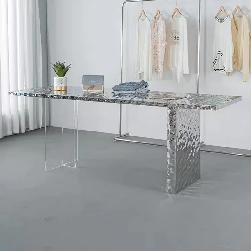 The island display table in the clothing store is placed in the middle of the flowing table
The island display table in the clothing store is placed in the middle of the flowing table
