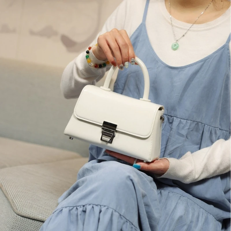 2025 Новая модная и универсальная маленькая квадратная сумка для поездок на работу, женская сумка с простой текстурой, сумка через плечо, сумка для мобильного телефона
2025 Новая модная и универсальная маленькая квадратная сумка для поездок на работу, женская сумка с простой текстурой, сумка через плечо, сумка для мобильного телефона