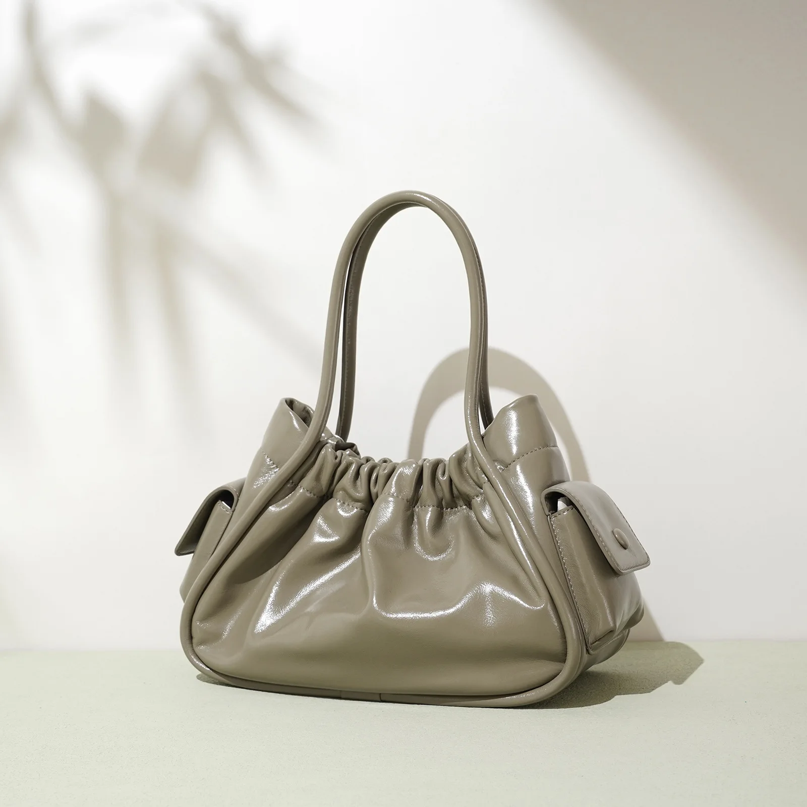 2025 New Simple Pure Color New Bundle Mouth Bucket Bag Fold Bright Surface Light Luxury Sense Of Fashion Single Shoulder Bag
2025 New Simple Pure Color New Bundle Mouth Bucket Bag Fold Bright Surface Light Luxury Sense Of Fashion Single Shoulder Bag