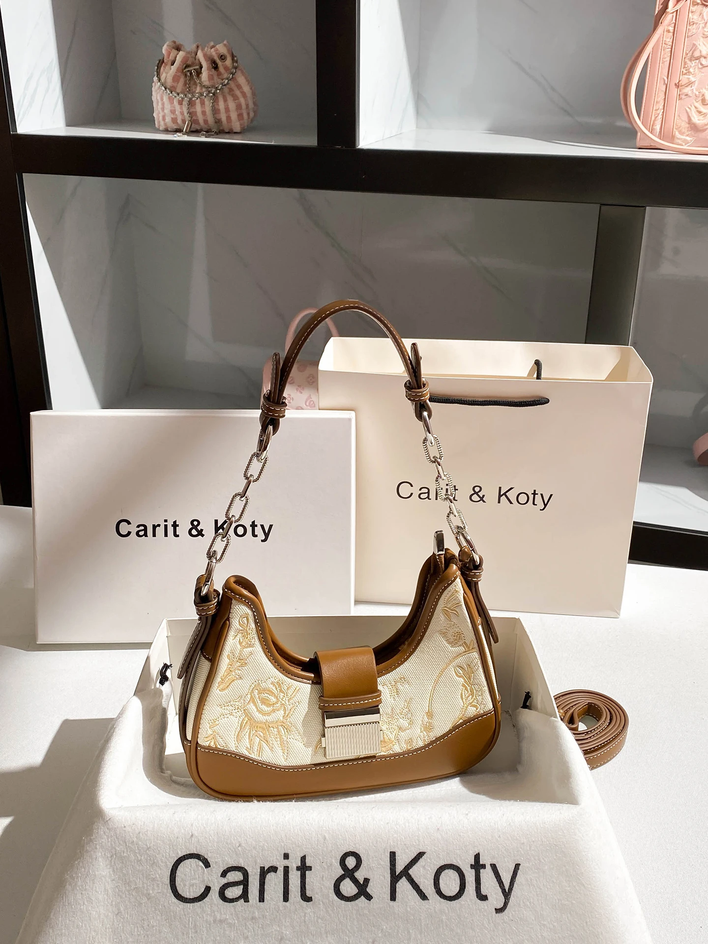 Роскошные дизайнерские сумки с нежной вышивкой и цепочкой для женщин, новинка 2023 года, сумки и винтажная сумка через плечо через плечо
Роскошные дизайнерские сумки с нежной вышивкой и цепочкой для женщин, новинка 2023 года, сумки и винтажная сумка через плечо через плечо