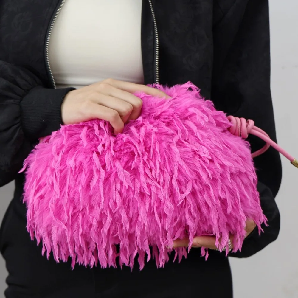 2025 Winter New Feather Cloud Bag Plush Fluffy Plush Armpit Bag Pleated Clutch Furry Handbag Women's Ruffled Mini Shoulder Bag
2025 Winter New Feather Cloud Bag Plush Fluffy Plush Armpit Bag Pleated Clutch Furry Handbag Women's Ruffled Mini Shoulder Bag