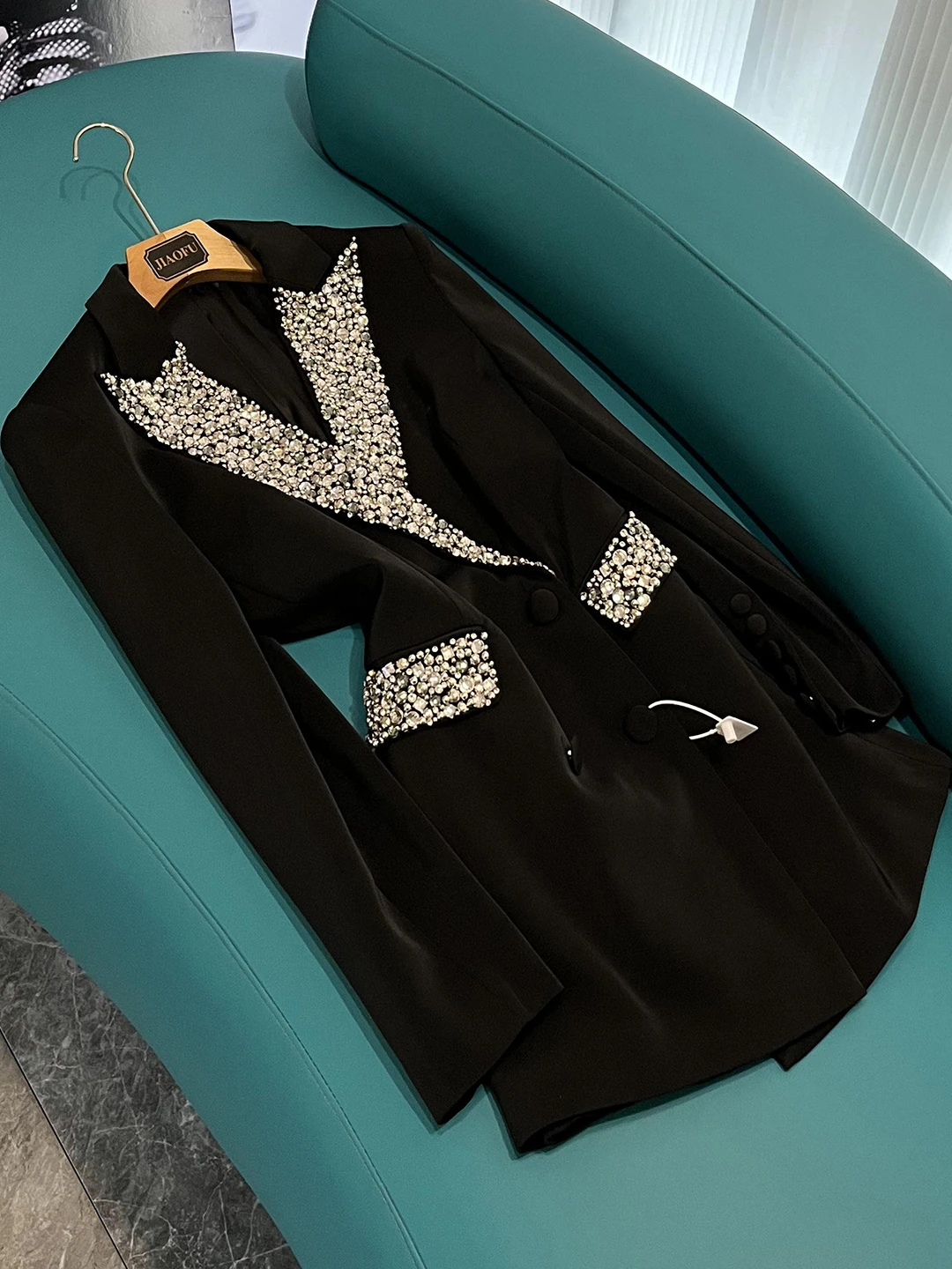 Ele Handmade Heavy Embellied Long Tailored Diamond Jaet Зимняя мода Верхняя одежда на пуговицах Выдалбливают декоративные ...
Ele Handmade Heavy Embellied Long Tailored Diamond Jaet Зимняя мода Верхняя одежда на пуговицах Выдалбливают декоративные ...