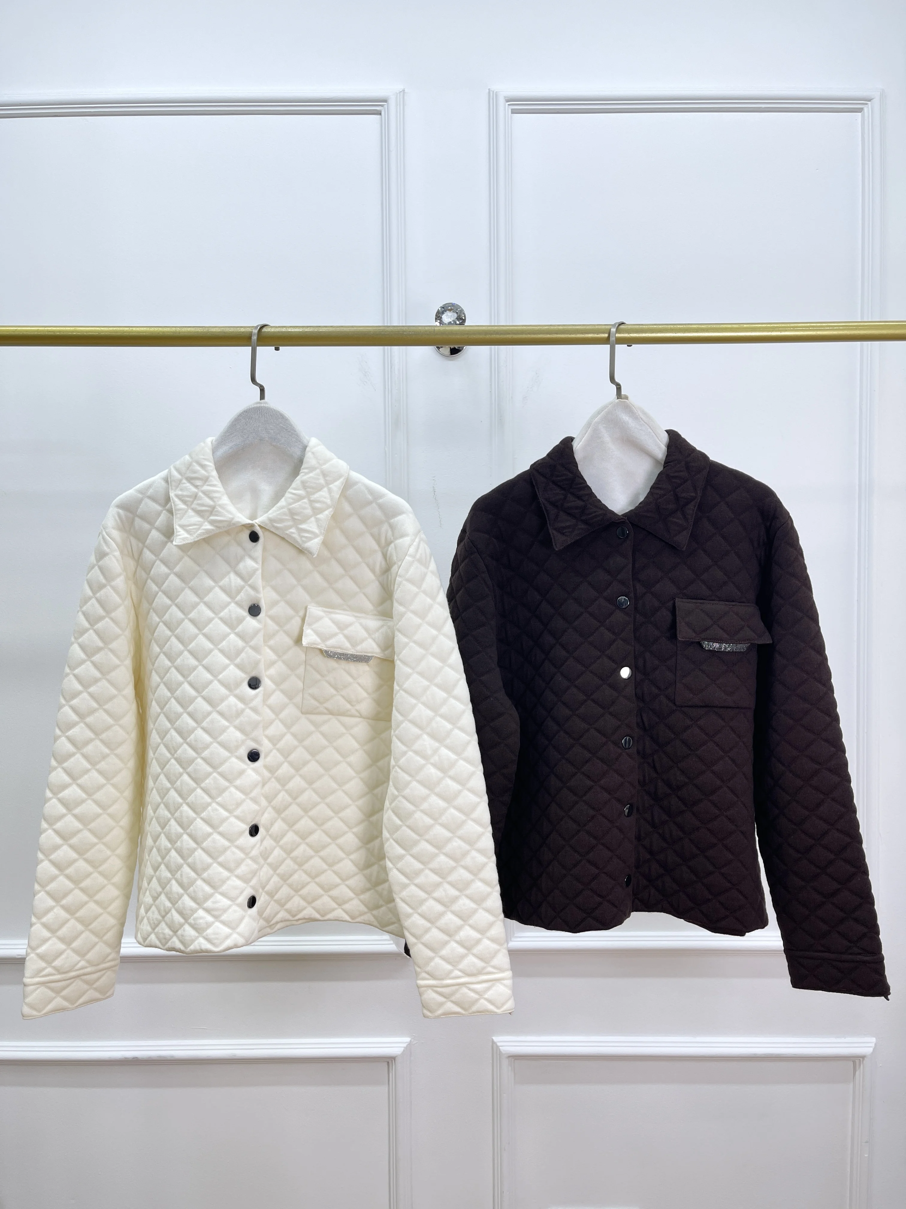 Осенне-зимний новый высококачественный модный шерстяной вязаный кардиган с карманами и цепочкой белого кофейного цвета
Осенне-зимний новый высококачественный модный шерстяной вязаный кардиган с карманами и цепочкой белого кофейного цвета