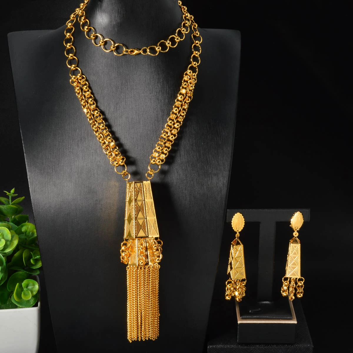 Dubai Fashion Jewelry Set 18K Gold-Plated Hollow Necklace Flower Tassel Earrings for Women
Dubai Fashion Jewelry Set 18K Gold-Plated Hollow Necklace Flower Tassel Earrings for Women