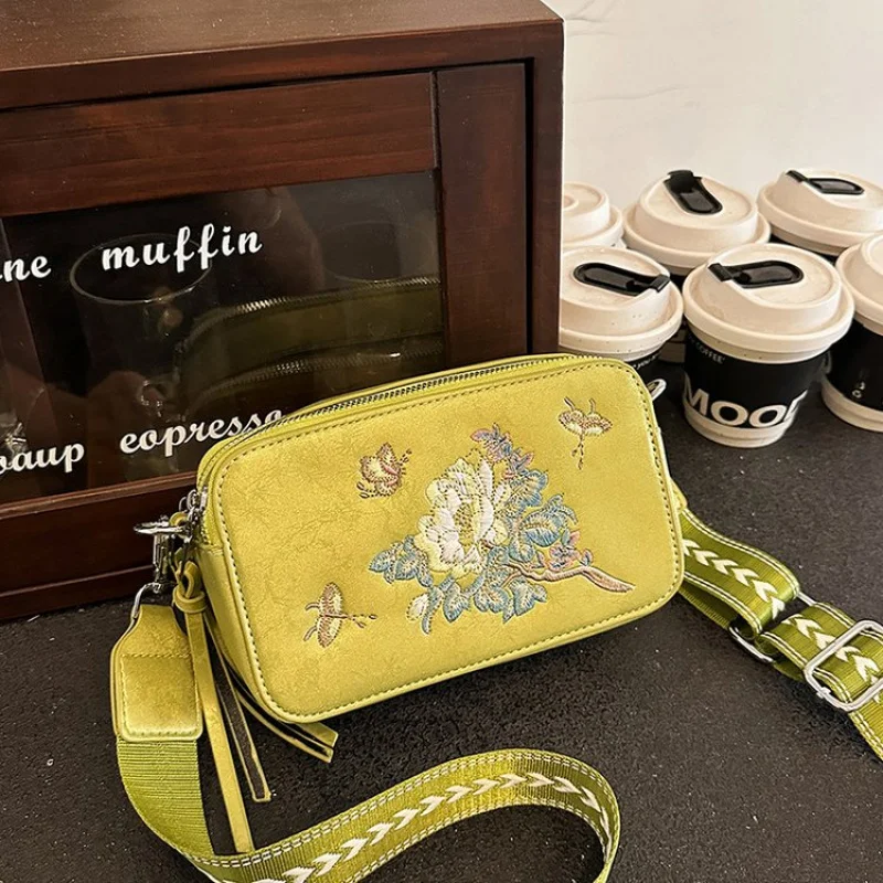 Стильная модная повседневная сумка-мессенджер для женщин, большая вместительная деловая сумка для отдыха, простая с логотипом
Стильная модная повседневная сумка-мессенджер для женщин, большая вместительная деловая сумка для отдыха, простая с логотипом