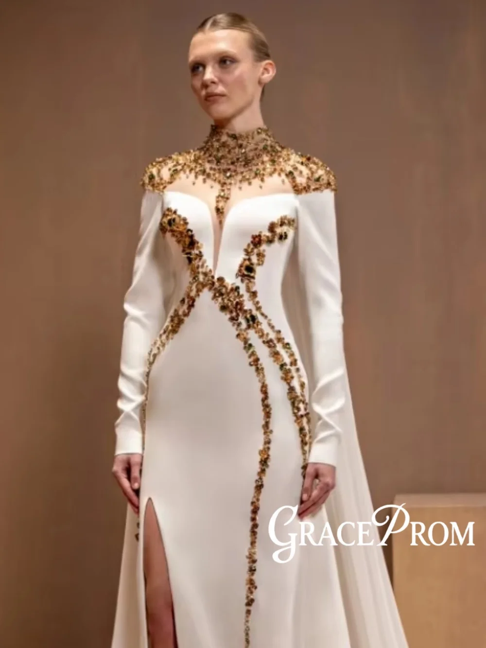 Arabic Golden Crystal Evening Dress With Cape Modern High Collar Wedding Party Gowns Customized Luxury Long Sleeve Banquet Gowns
Arabic Golden Crystal Evening Dress With Cape Modern High Collar Wedding Party Gowns Customized Luxury Long Sleeve Banquet Gowns
