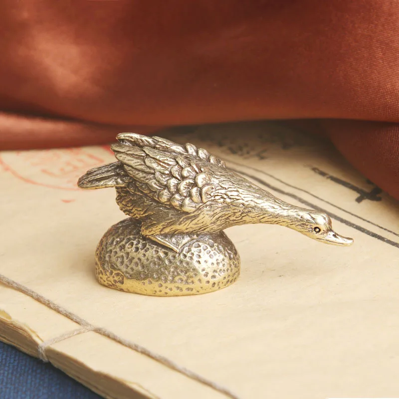 Vintage Brass Swan Desktop Decoration Creative Study Paper Weight Tea Ornaments Statue Crafts Old Bronze Ware Whol
Vintage Brass Swan Desktop Decoration Creative Study Paper Weight Tea Ornaments Statue Crafts Old Bronze Ware Whol
