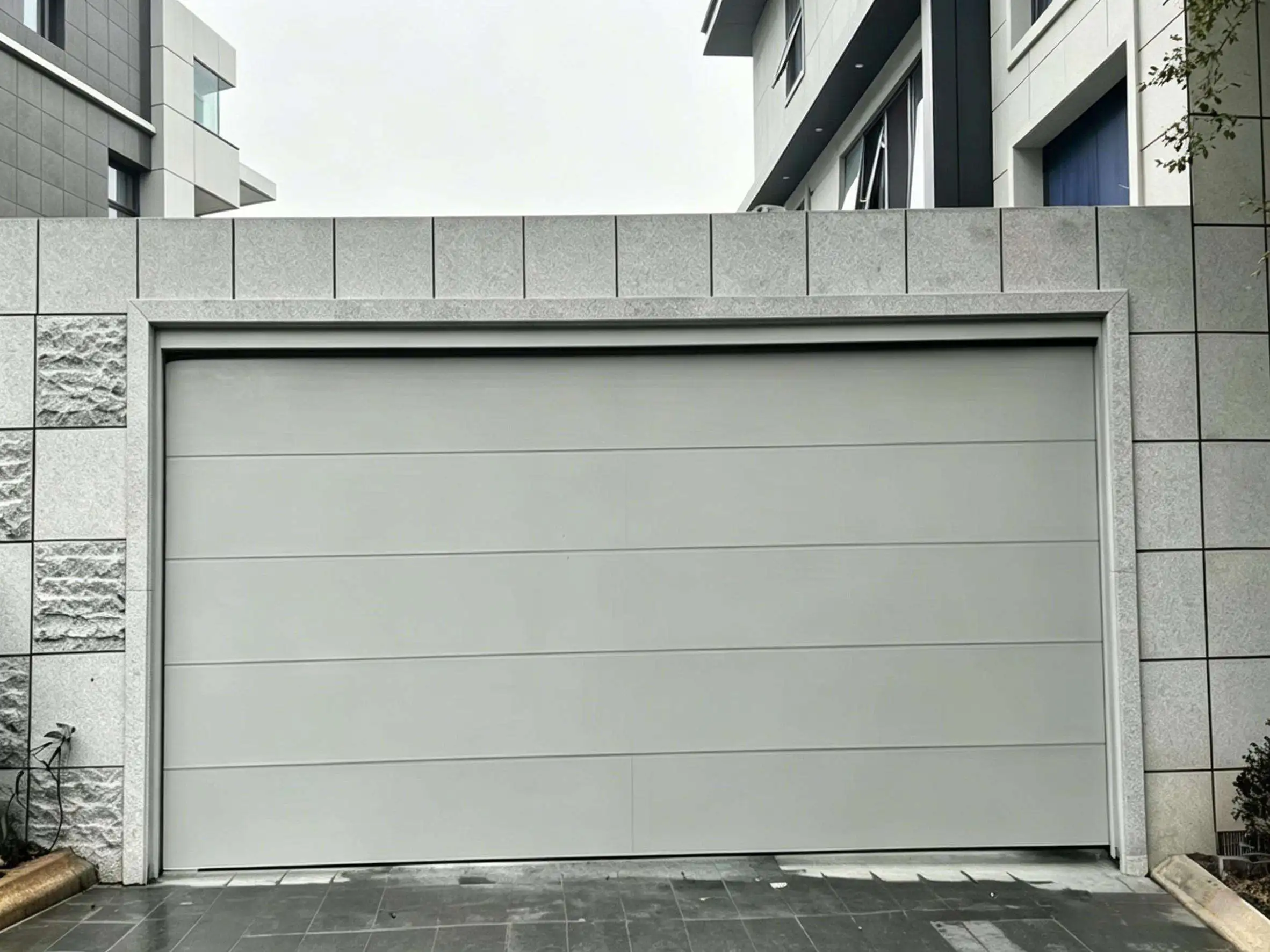 Modern Classical Style Insulated Aluminium Alloy Garage Door Electric All Weather Anti Theft Garage Door Intelligent Garage Door
Modern Classical Style Insulated Aluminium Alloy Garage Door Electric All Weather Anti Theft Garage Door Intelligent Garage Door