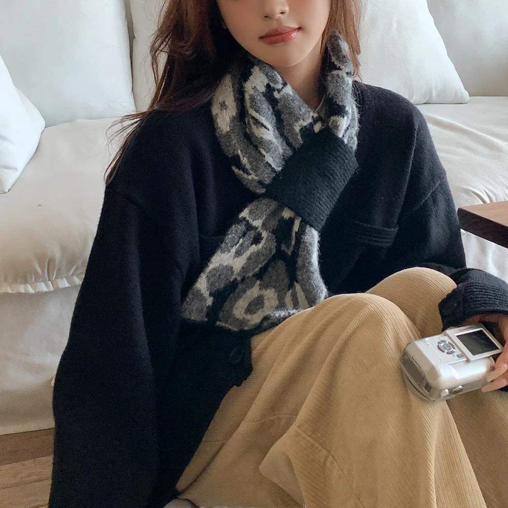 Winter new leopard print lazy cross with wool knitted small scarf women's fashion European and American short warm small scarf
Winter new leopard print lazy cross with wool knitted small scarf women's fashion European and American short warm small scarf