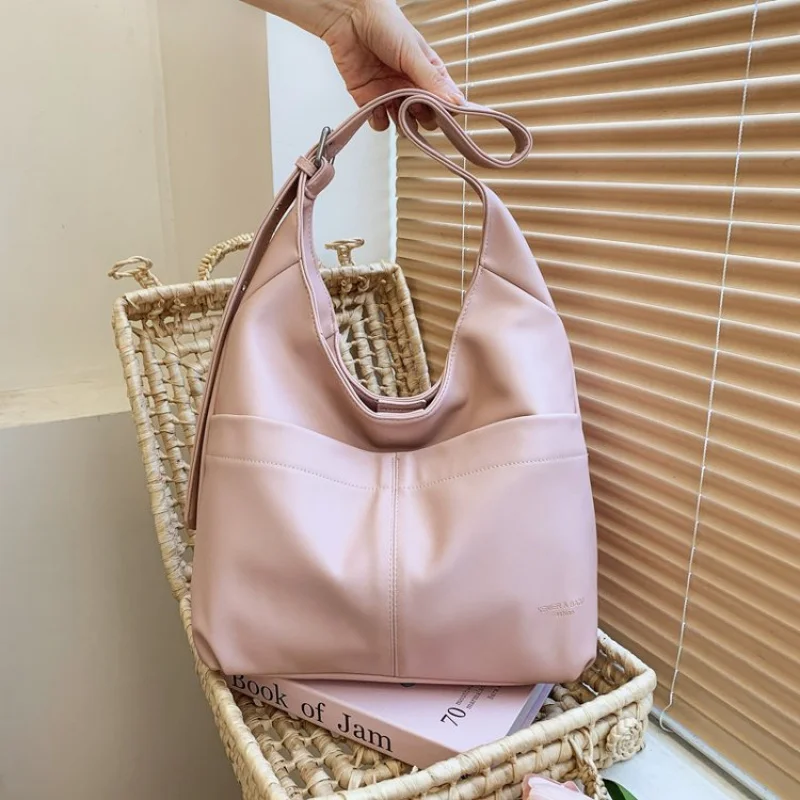 Современная женская сумка через плечо с передним карманом для легкого доступа к телефону и стильного дизайна
Современная женская сумка через плечо с передним карманом для легкого доступа к телефону и стильного дизайна