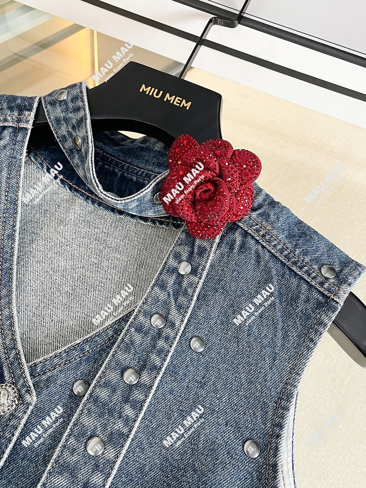 High-End Summer 2025 Women's Faion Set Diamond-Embroidered Denim Vest Top + Skirt Two-Piece Ensemble V-Ne Button Sle
High-End Summer 2025 Women's Faion Set Diamond-Embroidered Denim Vest Top + Skirt Two-Piece Ensemble V-Ne Button Sle
