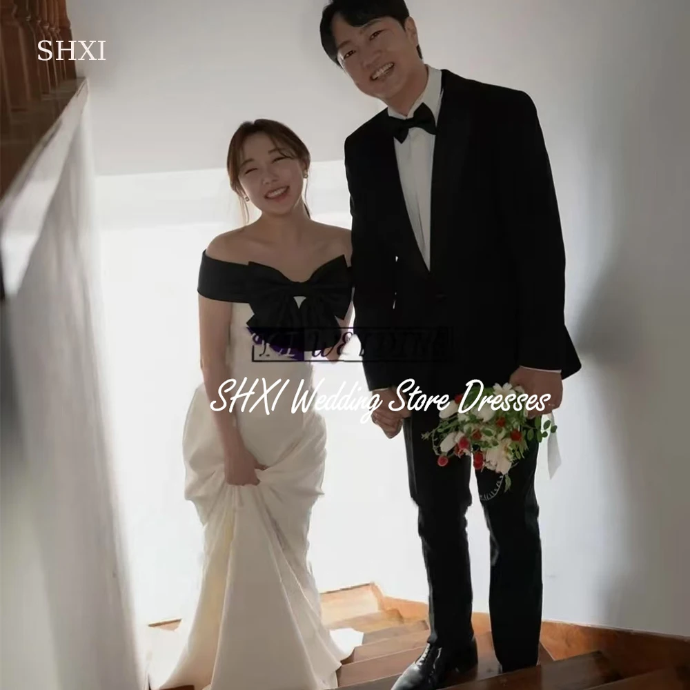 SHXI Elegant Off Shoulder Mermaid Korea Wedding DressesCustomized Black White Satin Photos Shoot Dress Bow Backless Bridal Gown
SHXI Elegant Off Shoulder Mermaid Korea Wedding DressesCustomized Black White Satin Photos Shoot Dress Bow Backless Bridal Gown