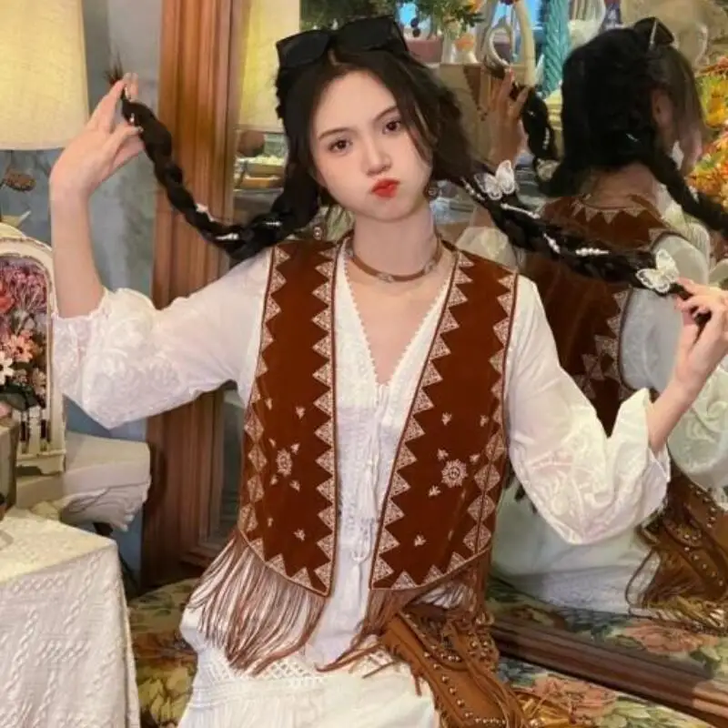 Жилет-кардиган в этническом стиле, короткая куртка из коричневой замши с вышивкой, женский комплект для отпуска, ретро-мода, нежный стиль, тренд
Жилет-кардиган в этническом стиле, короткая куртка из коричневой замши с вышивкой, женский комплект для отпуска, ретро-мода, нежный стиль, тренд