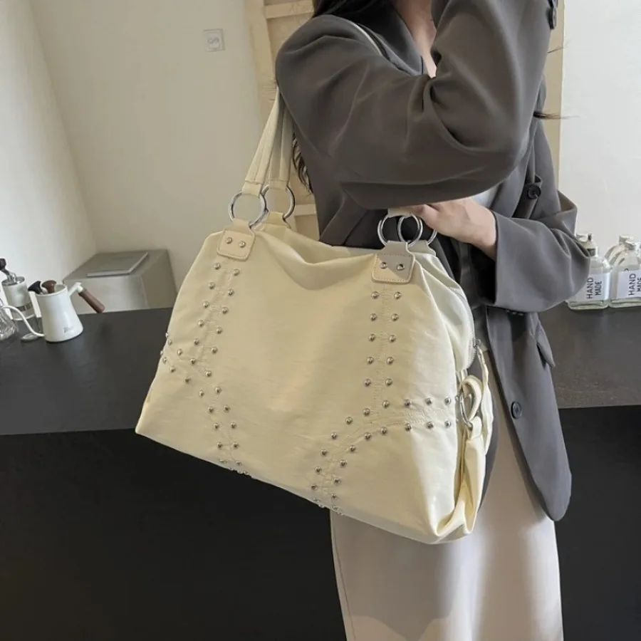 Summer fashion generous large capacity rivets shoulder handbag Europe and the United States diagonal cross women's bags
Summer fashion generous large capacity rivets shoulder handbag Europe and the United States diagonal cross women's bags