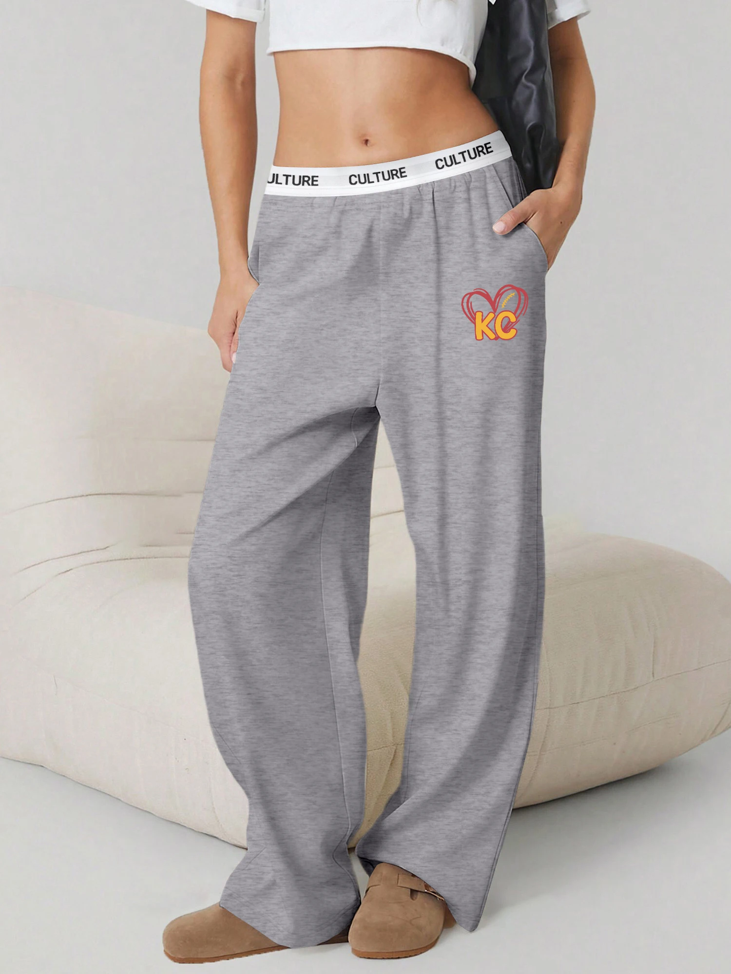 KC Football Heart Letter Graphic Ladies Wide Leg Pants Flip Contrast Waistband Sport Fan Casual Pocket Sweat Trousers
KC Football Heart Letter Graphic Ladies Wide Leg Pants Flip Contrast Waistband Sport Fan Casual Pocket Sweat Trousers