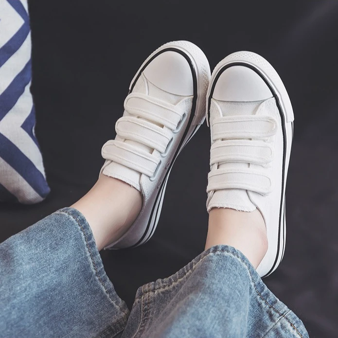 Новые стильные белые кроссовки на липучках, корейские кеды с клейкой застежкой, женские повседневные кеды, парные кеды.
Новые стильные белые кроссовки на липучках, корейские кеды с клейкой застежкой, женские повседневные кеды, парные кеды.