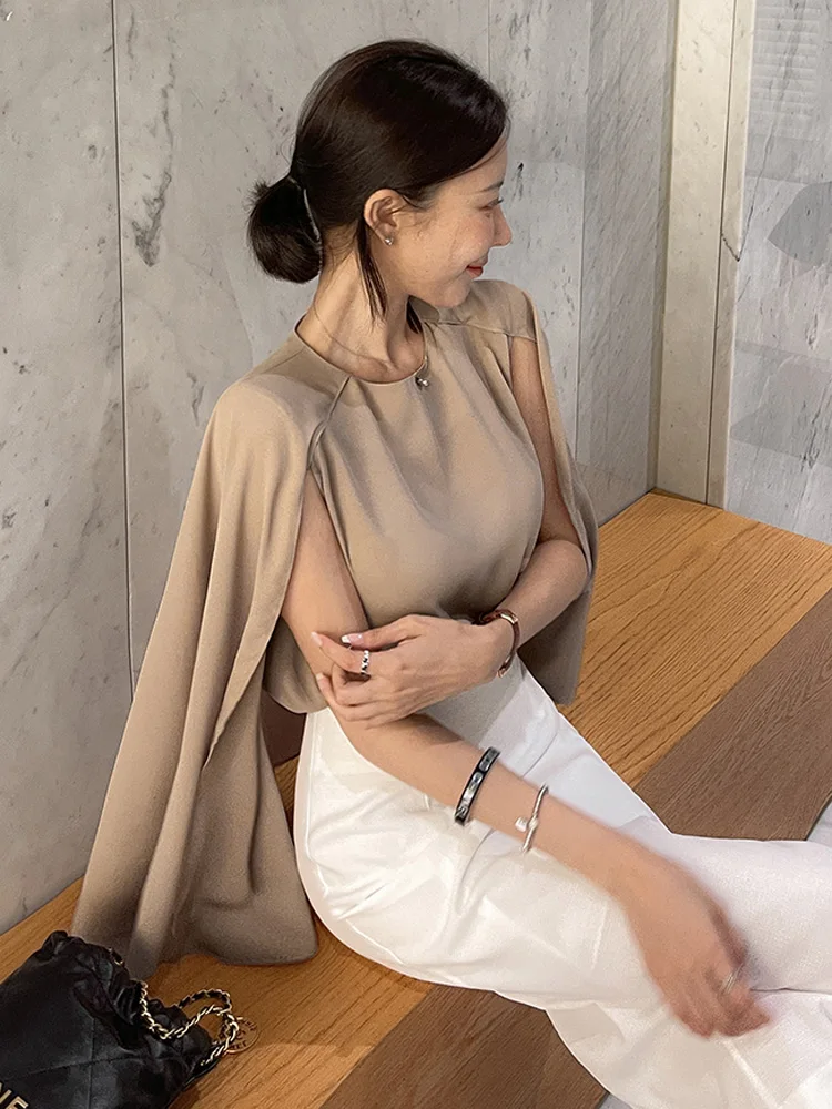 3Colors Autumn 2025 Korean Style Niche Cape Thin Shirt French Design Loose Buttons Blouse Female Outwear tops (Bo6195
3Colors Autumn 2025 Korean Style Niche Cape Thin Shirt French Design Loose Buttons Blouse Female Outwear tops (Bo6195