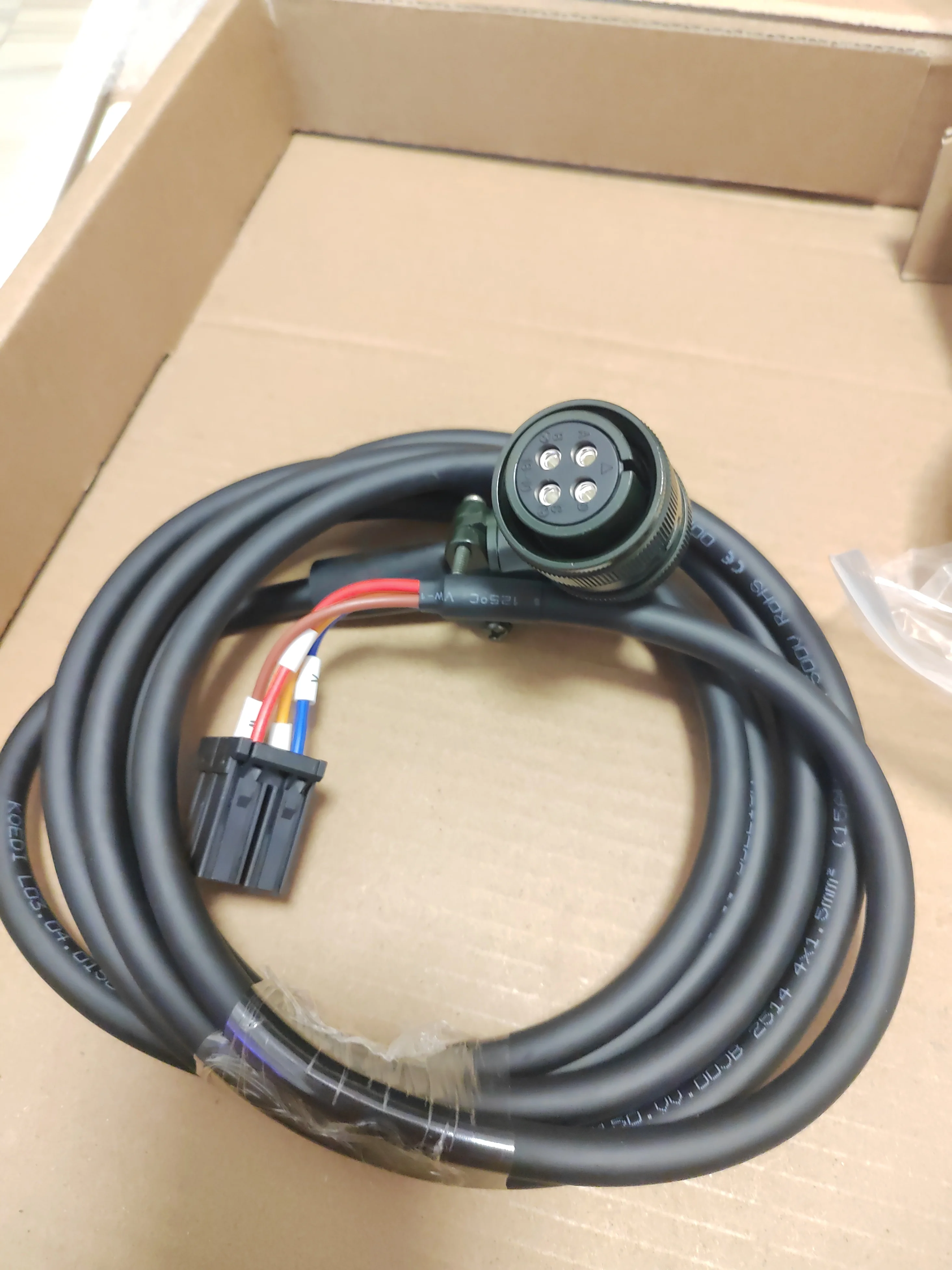 Suitable for Mitsubishi M70 servo motor power cord PWCE18-10S-5M 22-22S 4-pin plug power cord 3M/5M
Suitable for Mitsubishi M70 servo motor power cord PWCE18-10S-5M 22-22S 4-pin plug power cord 3M/5M