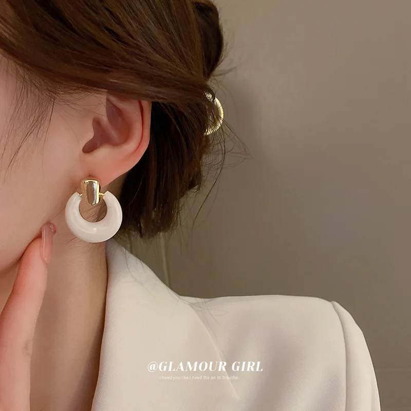 Silver needle white hoop earrings fashion temperament exaggerated natural style simple personality earrings free shipping
Silver needle white hoop earrings fashion temperament exaggerated natural style simple personality earrings free shipping