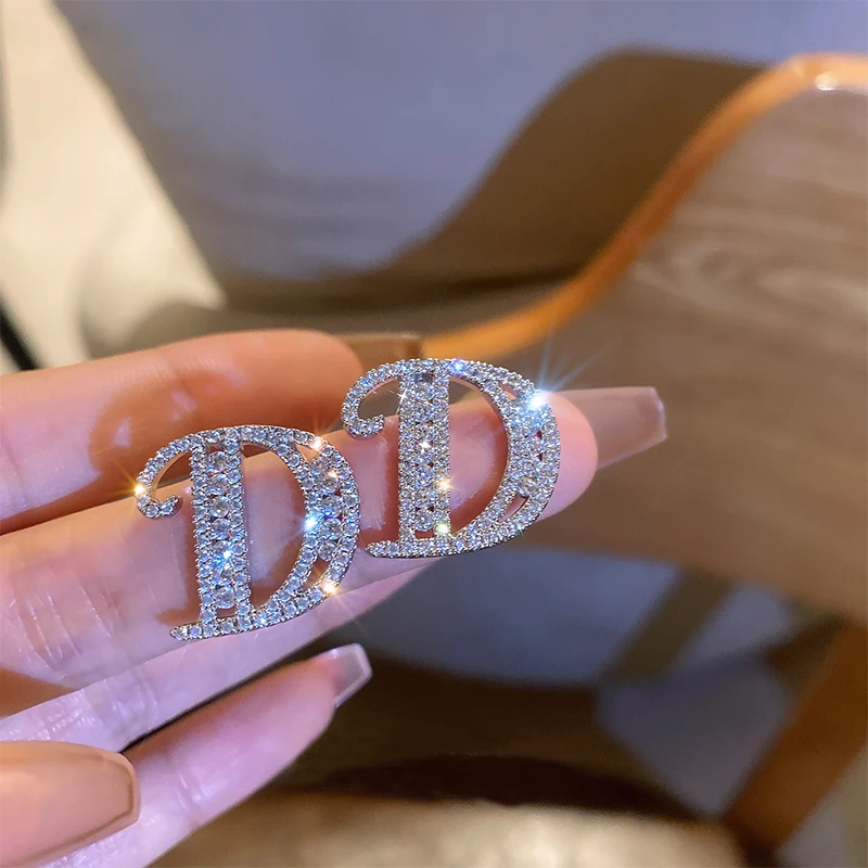 Luxury Brand Shiny Full of Rhinestones Letter D Earrings For Women Classic Simplicity Earrings Trendy Fine Jewelry Party Gifts
Luxury Brand Shiny Full of Rhinestones Letter D Earrings For Women Classic Simplicity Earrings Trendy Fine Jewelry Party Gifts
