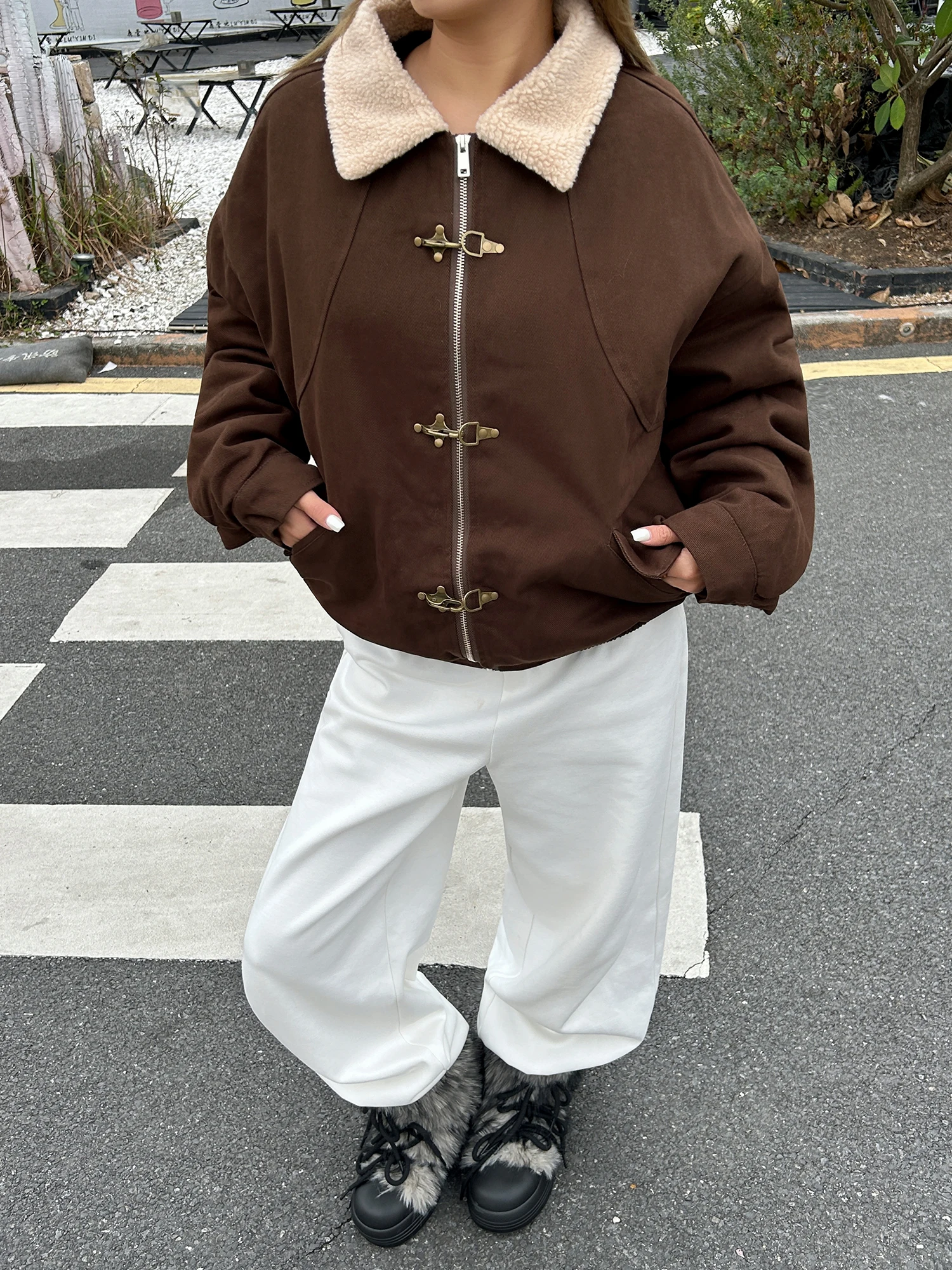 Робочая одежда с воротником из искусственного меха в стиле ретро, хлопковая куртка на пуговицах, верхняя одежда с воротником-стойкой и воротником-стойкой, женская мода
Робочая одежда с воротником из искусственного меха в стиле ретро, хлопковая куртка на пуговицах, верхняя одежда с воротником-стойкой и воротником-стойкой, женская мода