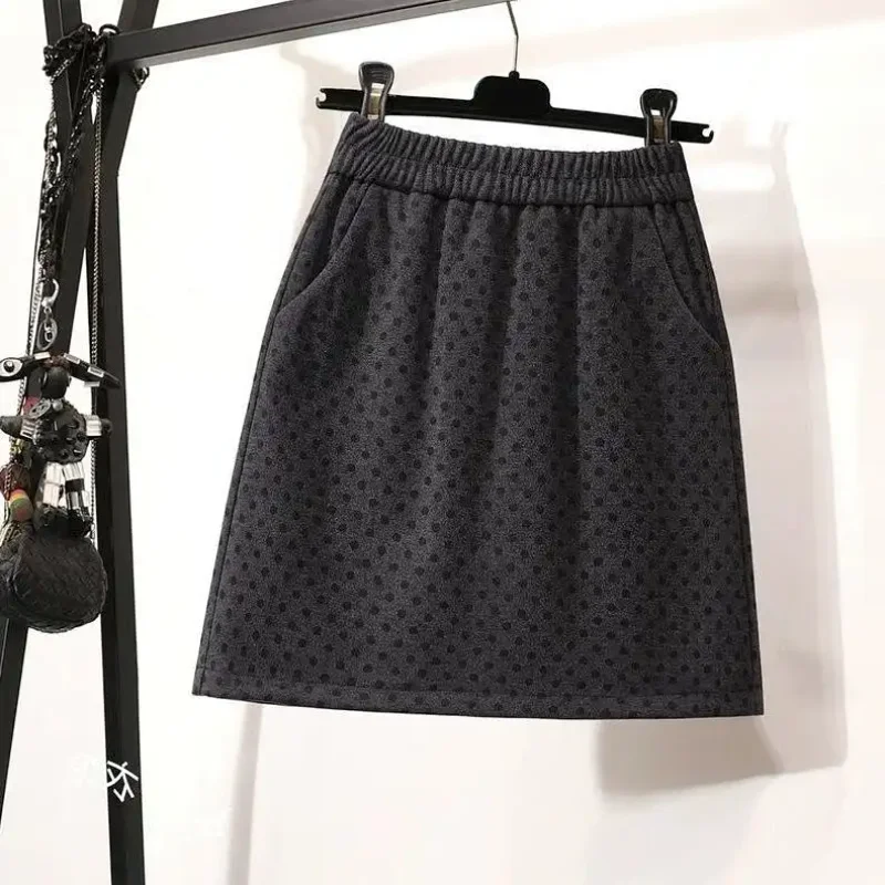 New Autumn and Winter Minimalist Polka Dot Design with Elastic Waistband and A-line Loose Fitting Skirt That Covers the Buttocks
New Autumn and Winter Minimalist Polka Dot Design with Elastic Waistband and A-line Loose Fitting Skirt That Covers the Buttocks