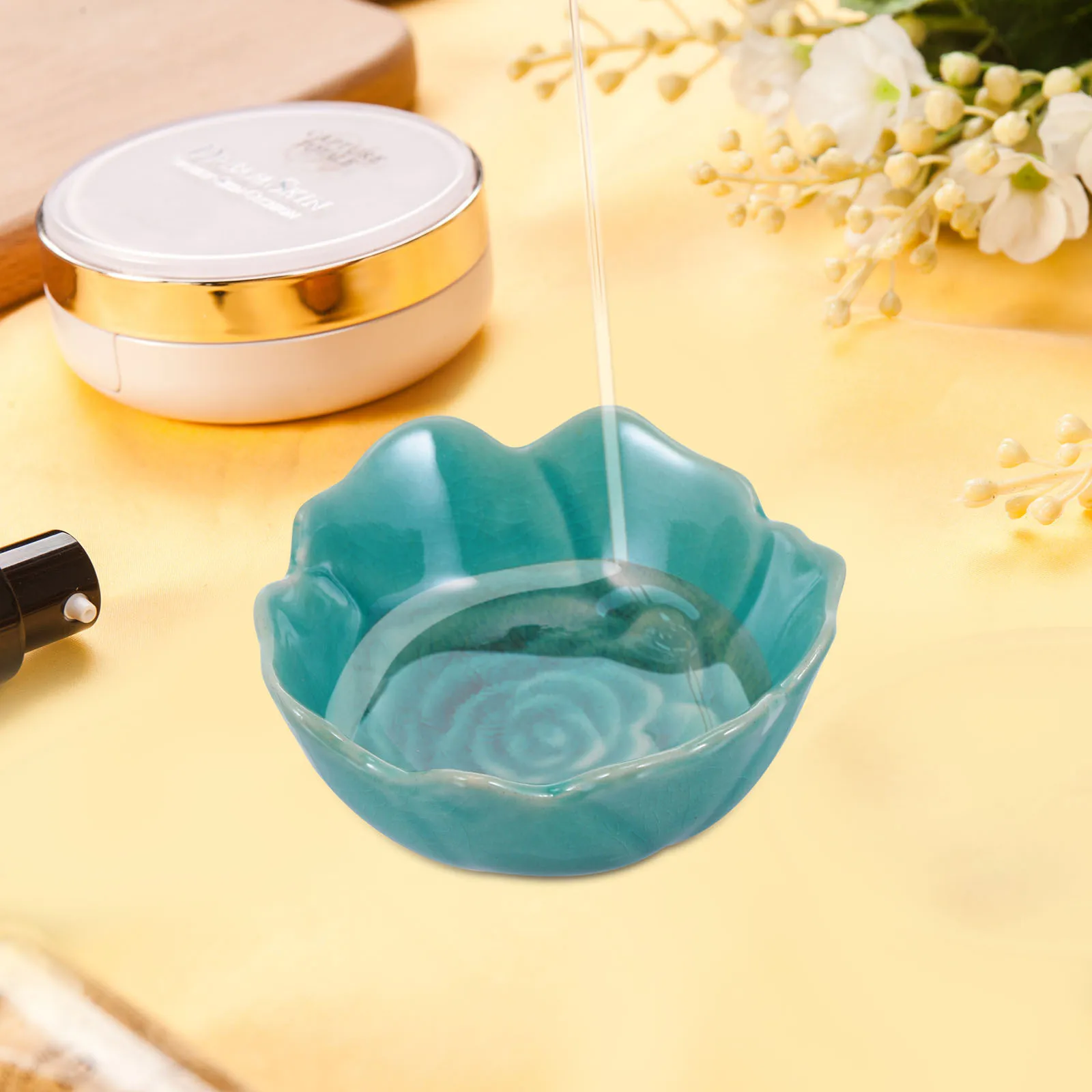 1Pcs Small Ceramic Dish Essential Oil Bowl Creative Flower Shape Aromatherapy Tray Porcelain Plate for Spa Bathroom 
1Pcs Small Ceramic Dish Essential Oil Bowl Creative Flower Shape Aromatherapy Tray Porcelain Plate for Spa Bathroom