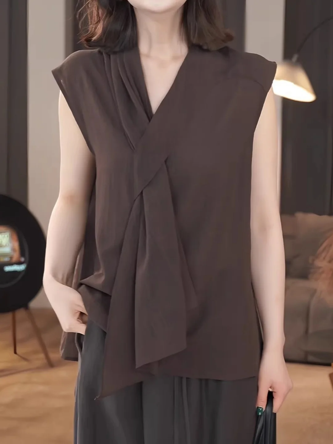 Summer Loose Cotton Linen Sleeveless Shirt Women's Belt Design V-neck Casual Atmosphere plus Size Fashionable Small Shirt
Summer Loose Cotton Linen Sleeveless Shirt Women's Belt Design V-neck Casual Atmosphere plus Size Fashionable Small Shirt