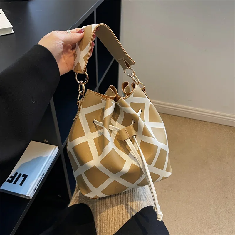 Women's New Fashion Lingge Bucket Bag PU Women's One Shoulder Crossbody Bag Casual Korean Version Temperament Bag
Women's New Fashion Lingge Bucket Bag PU Women's One Shoulder Crossbody Bag Casual Korean Version Temperament Bag