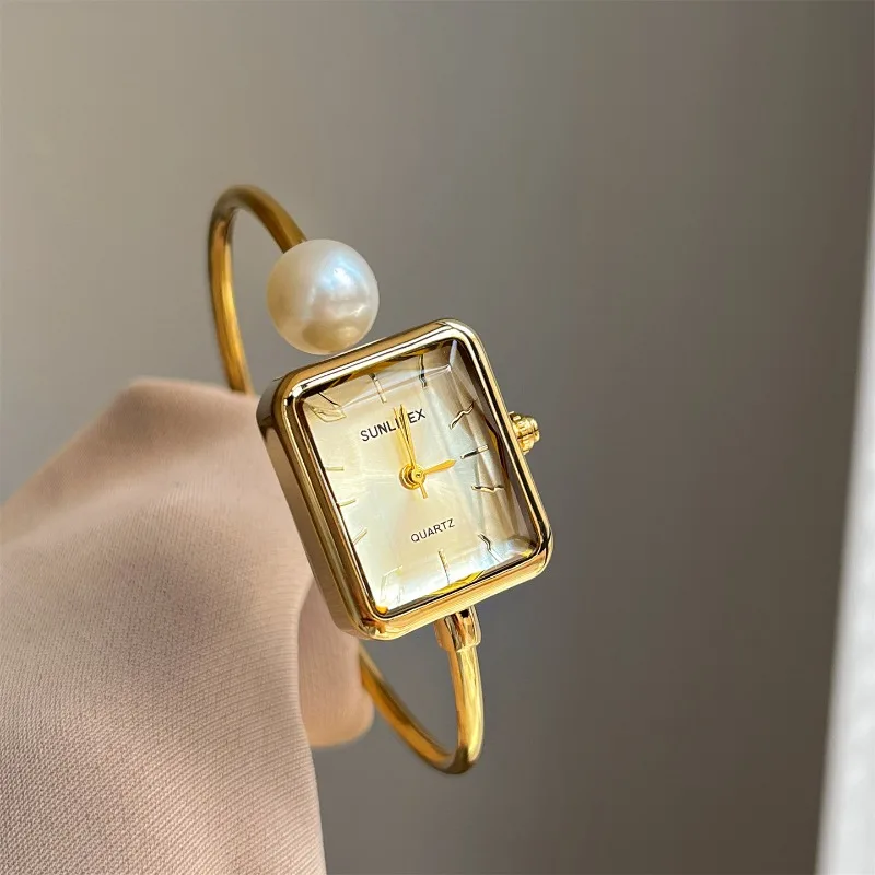 Golden Square Pearl Bracelet Watch Female Luxury Niche Antique Simple Retro Fashion Exquisite Quartz Watch.
Golden Square Pearl Bracelet Watch Female Luxury Niche Antique Simple Retro Fashion Exquisite Quartz Watch.